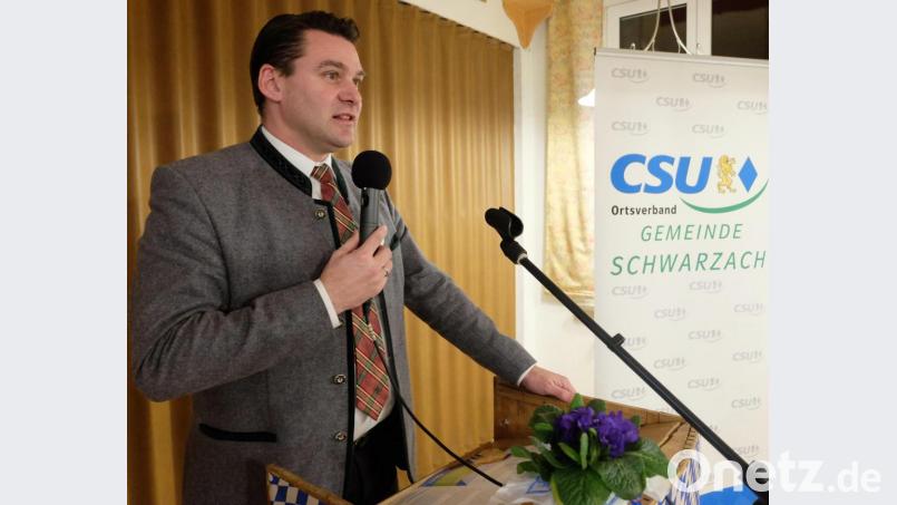 Im Landkreis Schwandorf beträgt die Arbeitslosenquote drei Prozent. Das bedeutet Vollbeschäftigung, merkt Landrat Thomas Ebeling beim traditionellen Ripperlessen des CSU Ortsverbandes Schwarzach zur Wahlauftaktveranstaltung in der Waldschenke an. Bild: ohr