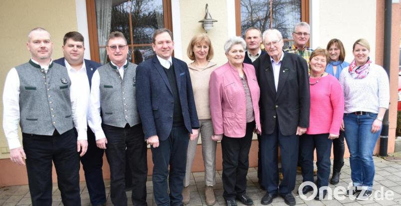 Bei der Gratulationscour (von links): Clemens Lindner (MGV Illschwang), Bürgermeister Dieter Dehling, Hermann Weiß (MGV Illschwang), Pfarrer Konrad Willi, Marianne Metzner (Imkerverein Vilseck), Gertrud Hüttner, Richard Schecklmann (Imker-Bezirksvorsitzender Oberpfalz), Michael Hüttner, Helmut Heuberger (Bienenzuchtverein Sulzbach-Rosenberg), Gerda Ibler und Inge Eichenseer (Katholischer Frauenbund Illschwang) sowie Nadine Dehling (OGV Angfeld). Bild: no