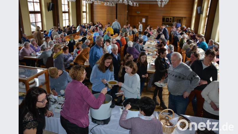 Vollbesetzt war am Sonntag beim Fastenessen der Pfarrei St. Jakob der große Saal des Josefsheims. 15 ehrenamtliche Helfer kümmerten sich um das leibliche Wohl ihrer Gäste. Bild: jr