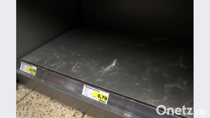 Leeres Regal im Supermarkt: In Deutschland kam es am Wochenende zu den ersten Hamsterkäufe wegen des Coronavirus. Bild: Rene Traut/dpa