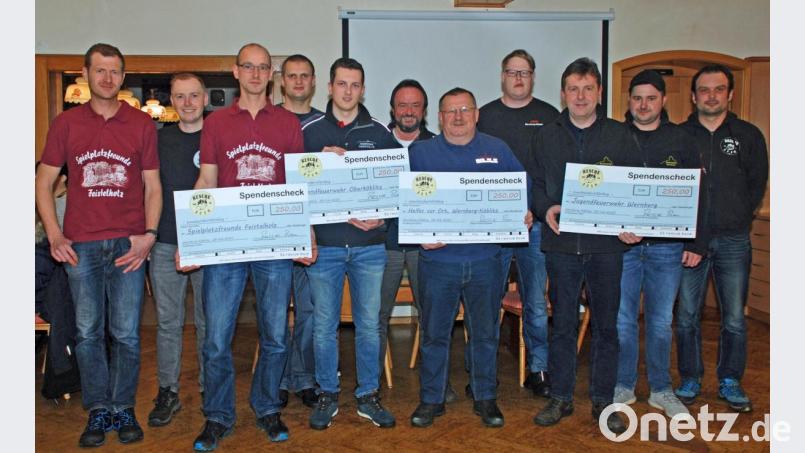 Florian Polster, Manuel Jungwirth und Marco Schönberger überreichten beim Helferfest der „Rescue Boum“ an den Helfer vor Ort, die Feuerwehren Oberköblitz und Wernberg sowie die Spielplatzfreunde jeweils eine Spende in Höhe von 250 Euro. Bild: wee