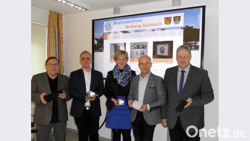 Termin im Medienzentrum (von links): dessen Leiter Hans-Peter Lang, Jörg Gebert, Schulamtsdirektorin Beatrix Hilburger, stellvertretender Medienzentrumsleiter Werner Winter sowie Landrat Richard Reisinger. Bild: Robert Graf