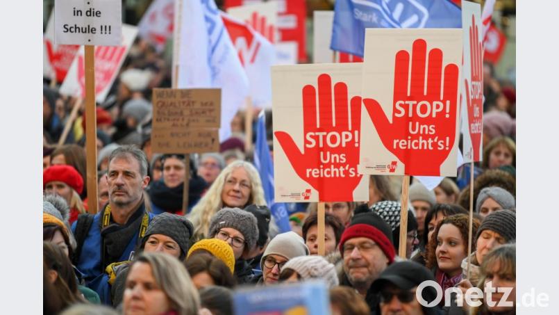 Die Wut der Lehrerinnen und Lehrer entlädt sich auf der Straße, wie hier Anfang Februar in Nürnberg. Archivbild: Nicolas Armer/dpa