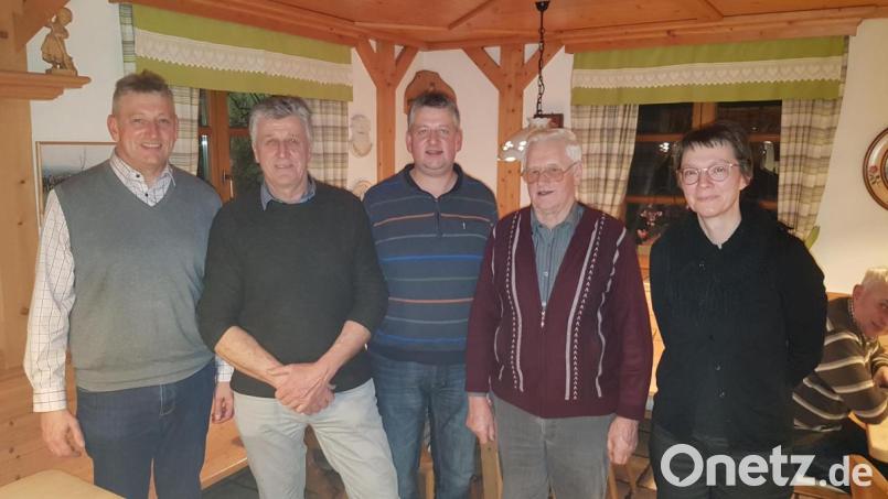 Neuwahlen gab es beim Kapellenverein Querenbach. Im Bild (von links) Stadtrat und Wahlleiter Markus Scharnagl, Vorsitzender Hermann Döllinger, Zweiter Vorsitzender Hubert Scharnagl, Kassier Arnold Scharnagl und Schriftführerin Sonja Hart-Böhm. Bild: Markus Scharnagl/exb