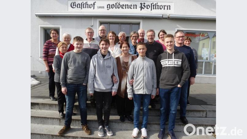 Elfriede Luber, vorne inmitten der vier Enkel, lässt sich nicht unterkriegen und hält die Familie zusammen. Bild: bk