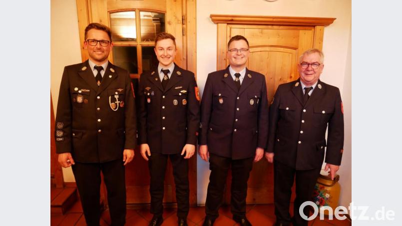René Friedrich (Zweiter von links) ist neuer stellvertretender Vorsitzender, Michael Dietl (Zweiter von rechts) neuer Zeugwart. Vorsitzender Dr. Wolfgang Fortelny (rechts) und Kommandant Tobias Tippmann (links) gratulierten. Der ebenfalls gewählte Sebastian Koch fehlte erkrankt. Bild: flm