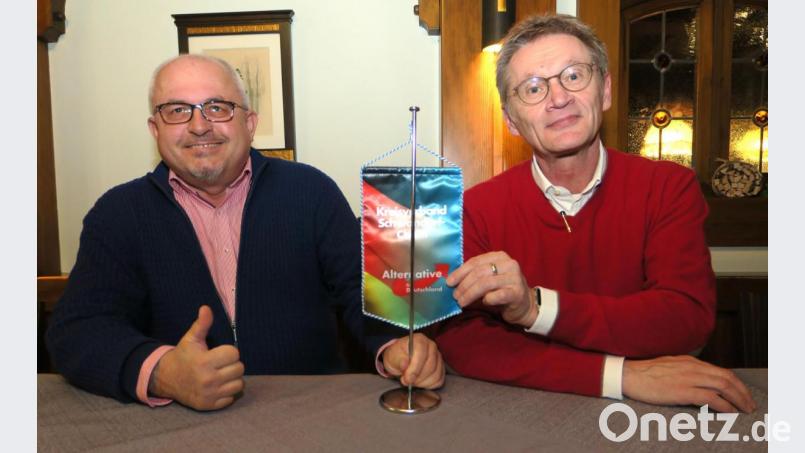 Die OB- und Landratskandidaten Reinhard Mixl (links) und Klaus Schuhmacher (rechts) eröffneten den AfD-Wahlkampf für Stadt und Landkreis. Bild: Hirsch