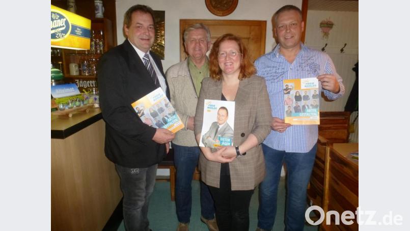 Dieter Jäger, Franz Bauer, Christina Ziereis und Edmund Sukale (von links) setzen bei der Kommunalwahl auf eine junge Liste der Freien Wähler. Bild: mad