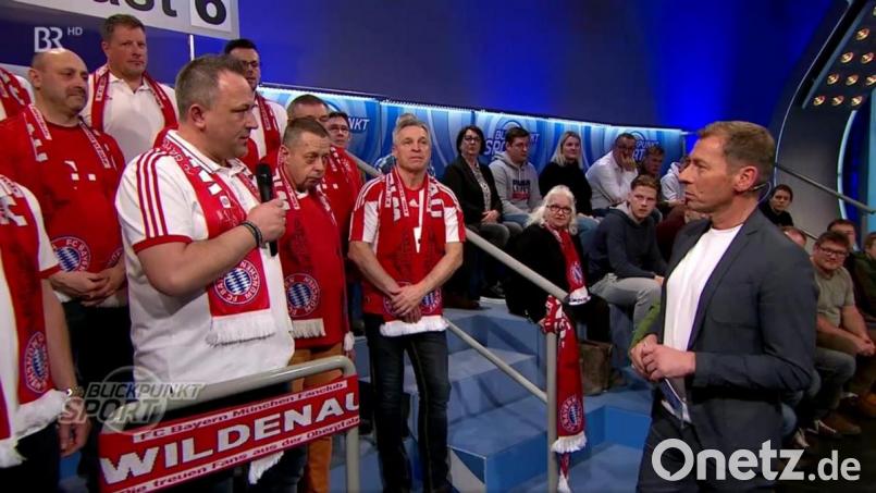 Sport-Moderator Markus Othmer (rechts) in Gespräch mit Marcus Fritsch (Dritter von links), dem Chef des Bayern-Fanclubs in Wildenau (Kreis Tirschenreuth). Bild: mr