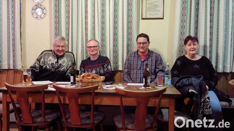 Bei einer SPD-Informationsversammlung in der Gaststätte „Sporn“ forderten (von links) Dieter Schraml, SPD-Vorsitzender Christian Bischof, Jürgen Kraus und Petra Janker-Kraus Transparenz und mehr Dialog mit den Bürgern seitens der Gemeinde. Bild: bsc