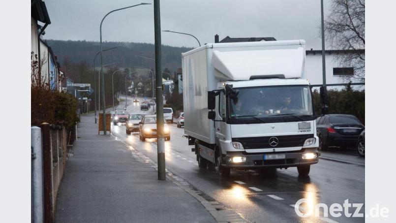 Ein Laster noch von der leichteren Sorte. Zu schaffen macht den Anwohnern in der Vohenstraußer Straße der ständig steigende Verkehr, darunter viele schwere Lastwagen. Der Weiterbau der Südost-Tangente vom Butterhof nach Tröglersricht könnte ihre Probleme lösen. Bild: Gabi Schönberger