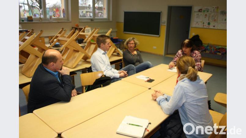 Gabi Fraunholz (hinten, rechts), Gründerin und Vorsitzende des Vereins &quot;Hängematte&quot;, informiert Vertreter der FWG Vorbach/Oberbibrach/Höflas über die täglichen Herausforderungen in der Offenen Ganztagsschule. Bild: exb