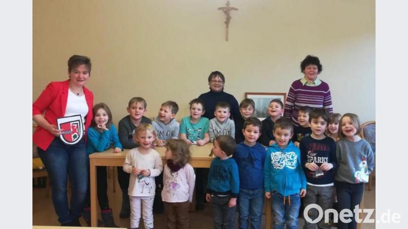 Die Kindergartenkinder mit Bürgermeisterin Sonja Meier (links) und den Erzieherinnen Rosmarie Fischer und Renate Bauer (von rechts). Bild: amö