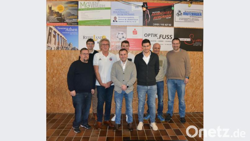 Alter Vorsitzender Harald Bäumler, 2. Bürgermeister Uli Münchmeier, Neuer Vorstand Alfons Raab (dritter von links), daneben Valentin Forster (Kassenprüfer neu) davor Thomas Kreisl Kassier (alt), Thomas Schieder (2. Vorsitzender neu) Thomas Groß und Stadtrat Josef Maier (Wahlleiter). Bild: exb