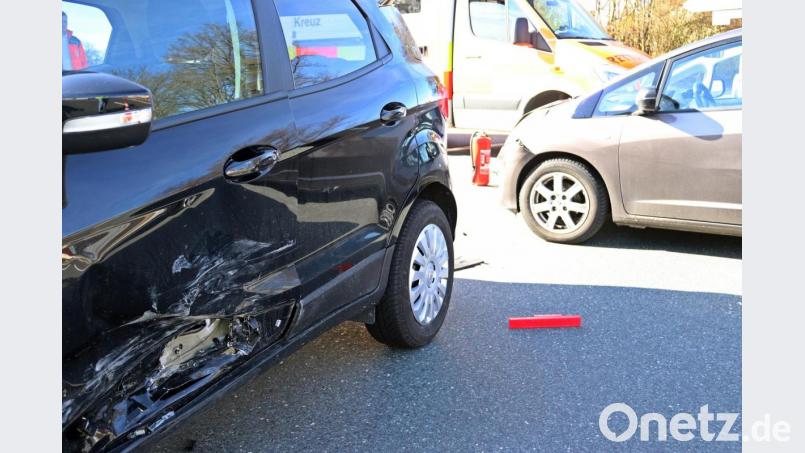 Die beiden verunfallten Fahrzeuge im Kreuzungsbereich Bild: jma
