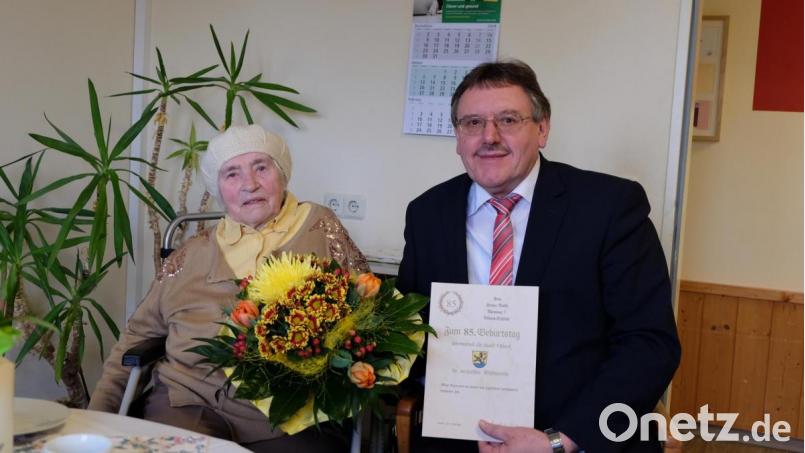 Bürgermeister Hans-Martin Schertl überbringt der Jubilarin Emma Nosik die Glückwünsche der Stadt Vilseck zum 85. Geburtstag. Bild: Stefanie Gradl