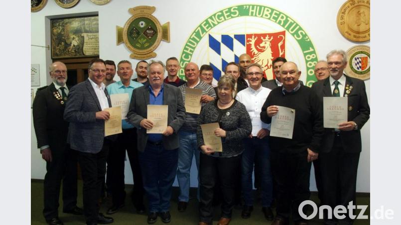 Schützenmeister Bernhard Ott (links), Bürgermeister Edgar Knobloch und stellvertretender Gauschützenmeister Thomas Buch ehrten treue Mitglieder der Grafenwöhrer Hubertus-Schützen für 20-, 25-, 30-, 40- und 50-jährige Vereinszugehörigkeit. Bild: mor