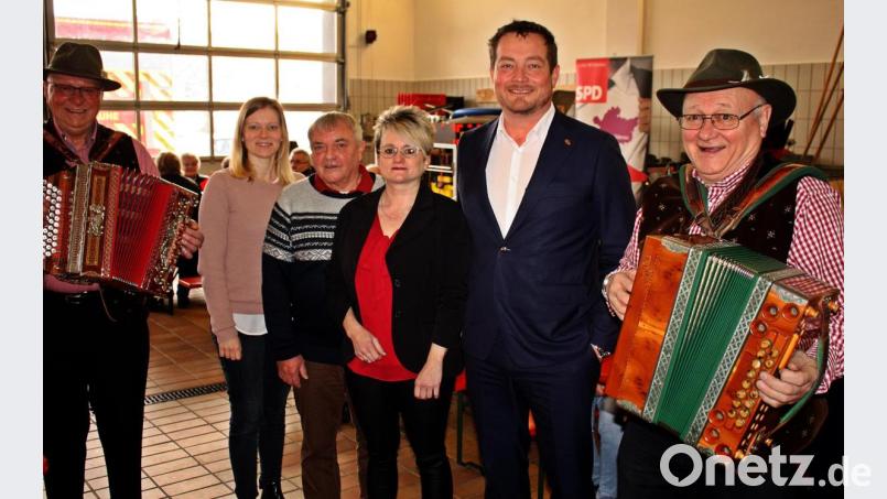 Die Musiker umrahmen die Grußwortredner (von links) Nicole Bäumler, Karl Hauer, Julia Bayer und Uli Grötsch . Bild: zer