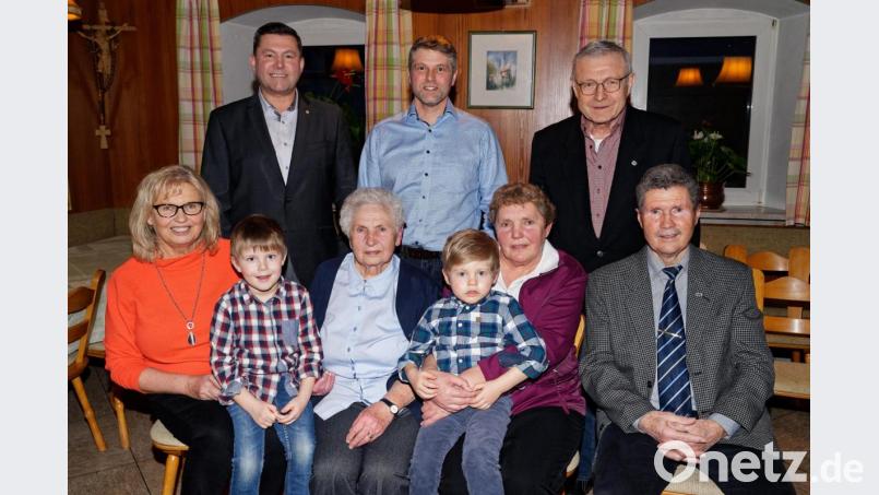 Berta Meier (Mitte) mit ihren beiden Töchtern, Bürgermeister Rainer Rewitzer, der Abordnung des VdK-Ortsverbandes und mit drei Angehörigen der mir ihr befreundeten Familie Helmut Haberkorn. Bild: tu