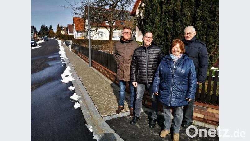 Bernd Reil und Karin Stahl von den Freien Wählern trafen sich zur Klarstellung einiger Aussagen im Ortsteil Schellenbach mit Anliegern. Bild: gz