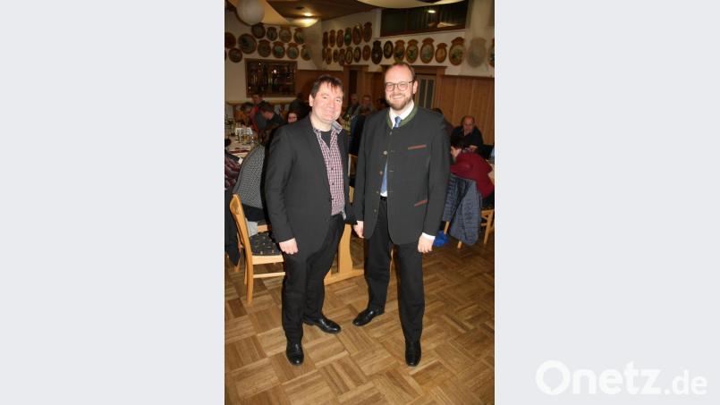 CSU-Bürgermeisterkandidat Alexander Goller zeigt bei der Wahlveranstaltung im Schützenhaussaal seine Ziele auf. Auch Landrat Andreas Meier gibt einen Einblick in wichtige Zukunftsthemen. Bild: exb