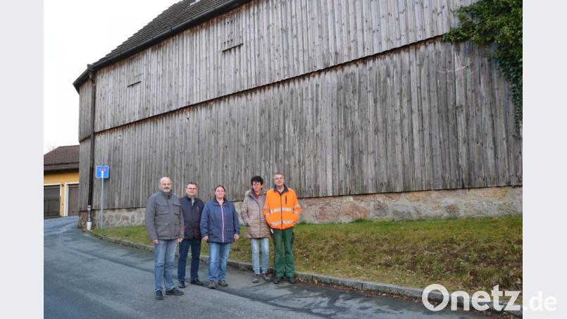 Gleißenthal bekommt ein Gemeinschaftshaus. Josef und Gabi Hecht (von rechts) stellen dafür einen alten Stall zur Verfügung. Darüber freuen sich auch Thomas Wilhelm, Bürgermeister Karlheinz Budnik und Sandra Fütterer vom Ortsverschönerungsverein. Bild: Lowak