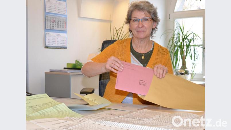 Erna Zandt-Rumrich vom Bürgeramt Tirschenreuth verpackt die Briefwahlunterlagen. Insgesamt vier Stimmzettel kommen in das braune Kuvert. Bild: sfo