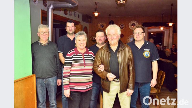 Hans Kraus, Heidi Strobel und Hans Steger (vorne, von links) gehen als Gewinner und Verlierer aus dem Wettbewerb der Grenzbachfischer. Bild: fjo