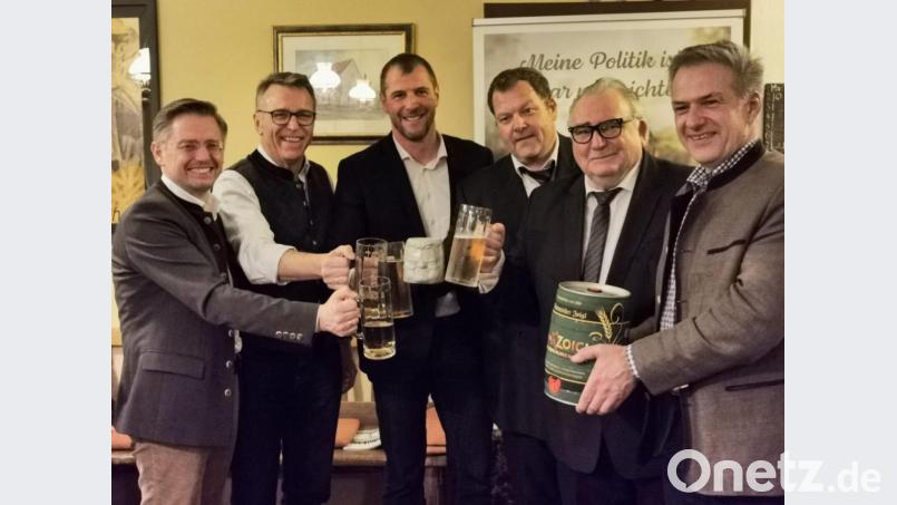 Beim Fisch&amp;Talk der CSU Tirschenreuth (von links): MdL Tobias Reiß, Bürgermeister Franz Stahl, CSU-Ortsvorsitzender Huberth Rosner, Martin Rother alias Franz-Josef Strauß, Peter Gold alias Friedrich Nowottny und Landratskandidat Roland Grillmeier. Bild: exb