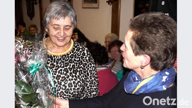 Claudia Porst (rechts) dankte auch im Namen von 39 Besuchern Referentin Anni Hösl (links) mit einem Geschenk. Bild: bkr