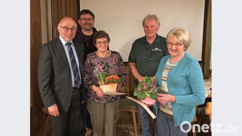 Langjährige Mitglieder nehmen in der Jahreshauptversammlung des Kulmstädter Obst- und Gartenbauvereins Ehrungen entgegen. Kreisvorsitzender Albert Nickl (vorne, links) und Bürgermeister Wolfgang Haberberger (hinten, links) gratulieren Brigitte Schindler (vorne, rechts) und Hannelore Heinlein (Mitte) für 40 Jahre Vereinsmitgliedschaft. Vorsitzender André Dietrich (hinten, rechts) ist seit 15 Jahren Mitglied beim OGV. Bild: ow