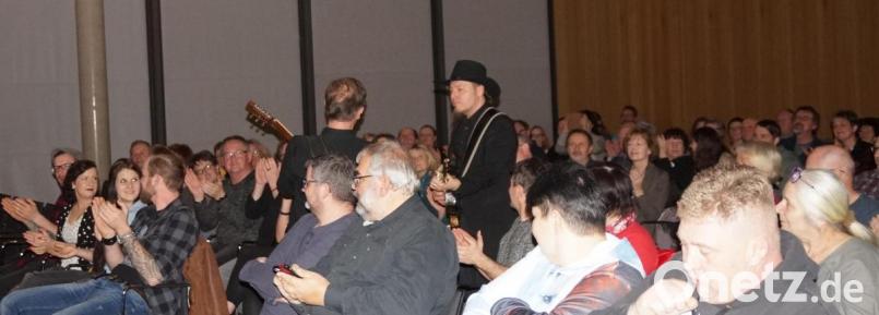 Zur Freude der Musikfreunde mischte sich das Country-Duo „unplugged“ unter das Publikum. Bild: weu