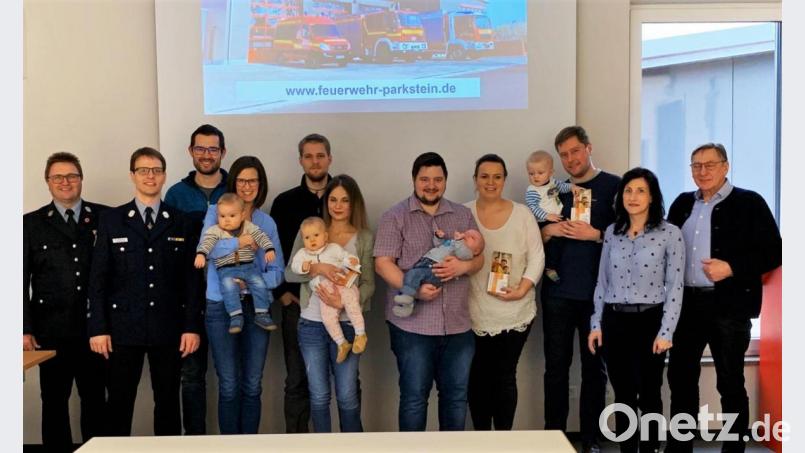 Kommandant Stefan Bäumler gratuliert gemeinsam mit der Bürgermeisterin Tanja Schiffmann und Vorsitzendem Hans Wittmann zum Nachwuchs und überreicht an die Familien die Rauchmelder. Bild: exb