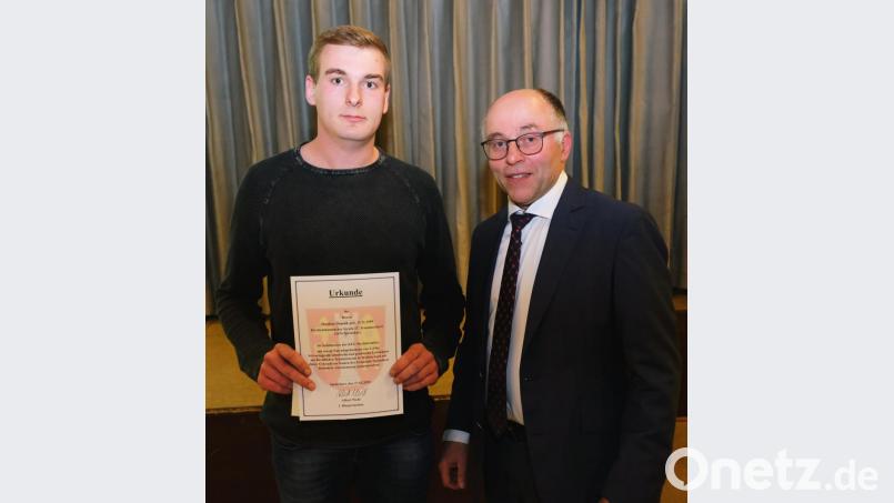 &quot;Mach weiter so&quot; hieß es für den 20-jährigen Tremmersdorfer Matthias Diepold in der Bürgerversammlung. Bürgermeister Albert Nickl würdigte mit diesen Worten den Schulbesten der Europa-Berufsschule Weiden im Ausbildungsberuf des Kfz-Mechatronikers und überreichte Dankurkunde und Gutschein Bild: do