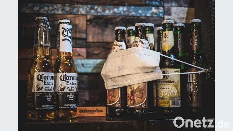 Virenschutz für das Amberger Bier: Ein Innenstadt-Lokal nimmt die Verunsicherung um das Corona-Virus mit Humor. Bild: Colomba Cafebar