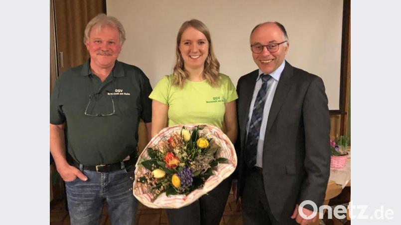 Mit einem Blumenstrauß danken Kreisvorsitzender Albert Nickl (rechts) und Vorsitzender André Dietrich (links) Jana Schäffler für ihre Regentschaft als Holunderkönigin von 2017 bis 2019. Bild: ow