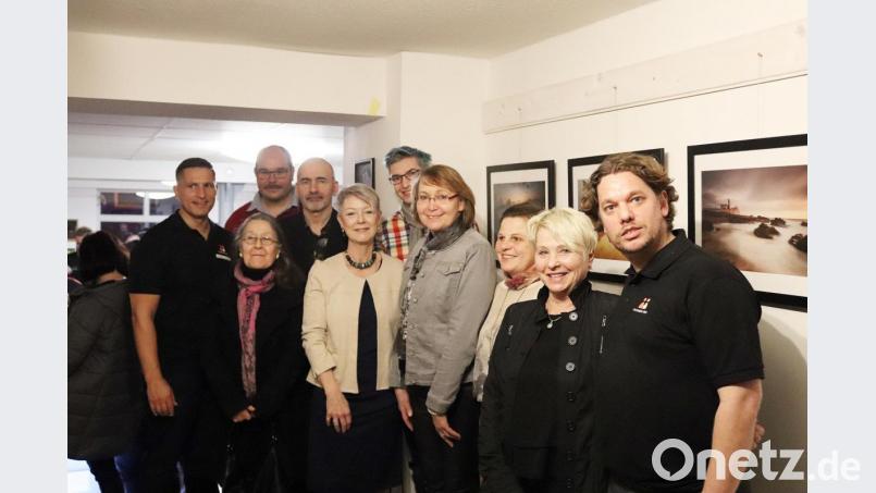 Veranstalter Matthias Hild (rechts.), Mitorganisator Marcus Gradl (links) sowie die ausstellenden Künstlern freuen sich über die gut besuchte Vernissage. Bild: jma