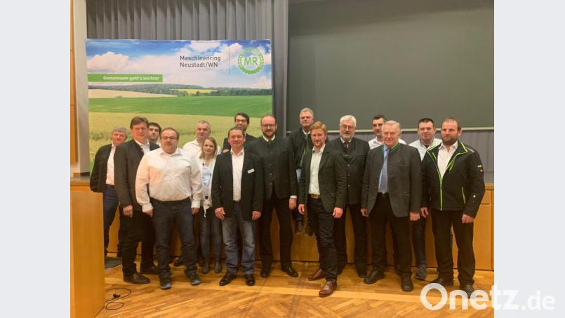 Der Vorstand des Maschinenrings mit den Ehrengästen in der Jahreshauptversammlung in der Neustädter Stadthalle. Bild: Biebl, Christina
