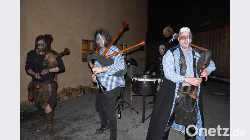 Im Hof stimmten die Rammeschucksn aus Floß die Besucher mit mittelalterlicher Marktmusik ein. Bild: pop
