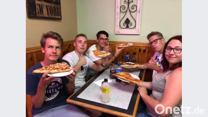 Die Neustädter schwärmen von den leckeren und riesigen Pizzastücken Bild: stn