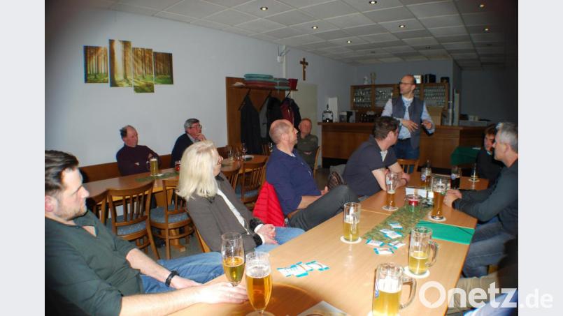 Der Landratskandidat der Freien Wähler, Ely Eibisch (stehend), informierte die Zuhörer über seine Pläne. Bild: enz