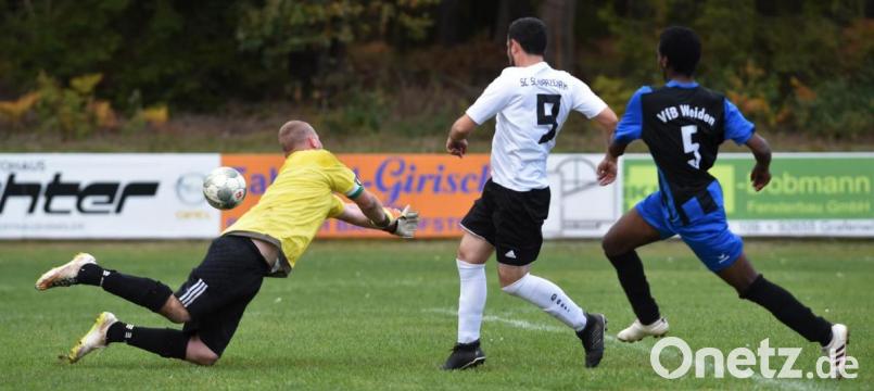 Ein gewohntes Bild für die Spieler des VfB Weiden: Der Gegner taucht gefährlich vor dem Tor auf. In der Partie beim SC Schwarzenbach (Szene) musste VfB-Keeper Herbert Mösbauer das Leder nur fünfmal aus dem eigenen Kasten holen. Es gab im Saisonverlauf auch weitaus höhere Niederlagen. Der VfB Weiden hat nun Konsequenzen aus den personellen Nöten gezogen und seine Mannschaft vom Spielbetrieb abgemeldet. Bild: Büttner, Gerhard