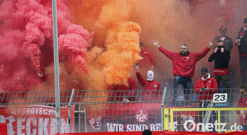 Mannheim: Fußball: 3. Liga, SV Waldhof Mannheim - 1. FC Kaiserslautern, 26. Spieltag. FCK Ultras zuenden Rauchbomben zu Spielbeginn. Bild: Michael Deines/dpa
