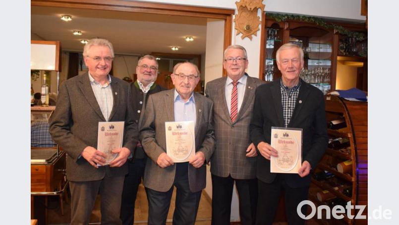 Der Bürgerverein zeichnete langjährige Mitglieder mit Urkunde und Treuenadel aus. Die Auszeichnung ging (von links) an Albert Zitzmann, Herrmann Kemptner und Anton Schopper. Dazu gratulierten Bürgermeister Armin Schärtl und Vorsitzender Karl Beer. Die weiteren Geehrten waren verhindert. Bild: bnr