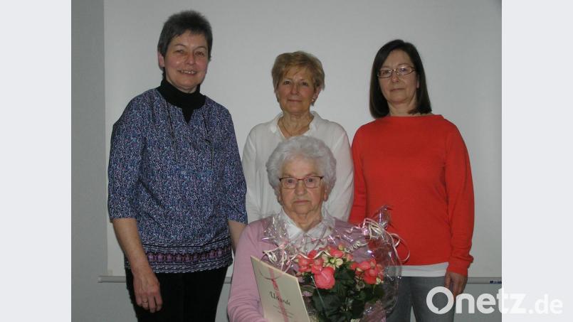 Mit Elisabeth Ponnath (sitzend) und Willibald Kuhbandner (nicht mit im Bild) konnte die katholische Arbeitnehmerbewegung Neusorg in der Jahreshauptversammlung treue Mitglieder für 40 Jahre Zugehörigkeit auszeichnen. KAB-Vorsitzende Gabriele Söllner (stehend, von links), ihre Stellvertreterin Irmgard Dumler und Christine Sollfrank vom Diözesanleitungsteam der KAB gratulierten. Bild: öt