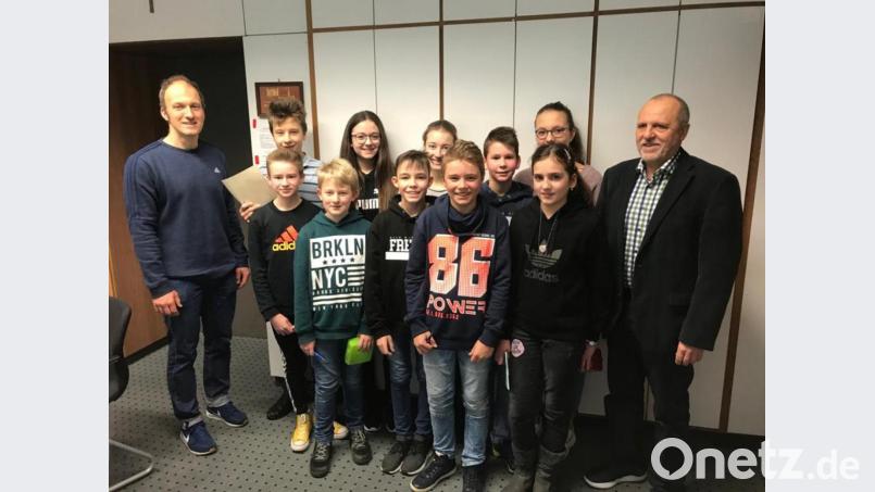 Schulleiter Peter Schobert (rechts) und Ulrich Dünzl (links) als betreuende Lehrkraft freuen sich über die Leistungen der Gymnasiasten beim Landeswettbewerb Mathematik. Im Bild (vorne, von links) Florian Kleber, Max Weiß, Julian Leipold, Milan Haßler und Natalia Franco sowie (hinten, von links) Robert Gorny, Hannah König, Dana Hösl, Lukas Linhardt und Anne Dünzl. Bild: exb
