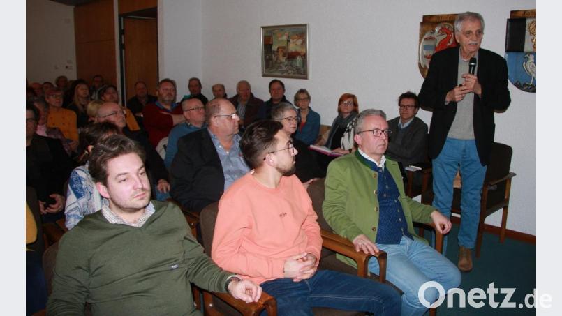 Architekt Emil Lehner (rechts) erläuterte die Ideen für den künftigen „Kulturbahnhof“, der nach seiner Ansicht einem Stadtschloss ähneln werde. Bild: wro