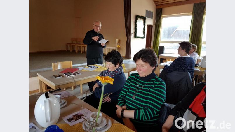 Ruhestandspfarrer Helmut Süß bei seinem Vortrag beim Einkehrtag der KAB Thurndorf im Pfarrheim. Bild: hzi