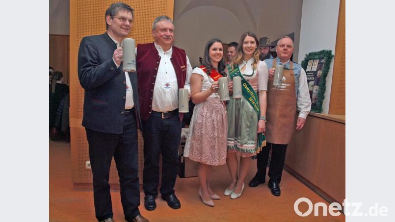Mit Nobert Wallner vom Bischofshof-Vertrieb, dem ehemaligen Braumeister Wolfram Seebauer, Bierkönigin Christina I. und Bierprinzessin Veronika I. stieß Pater Christian Liebenstein (von links) auf einen fröhlichen Bockbierabend an. Bild: sön