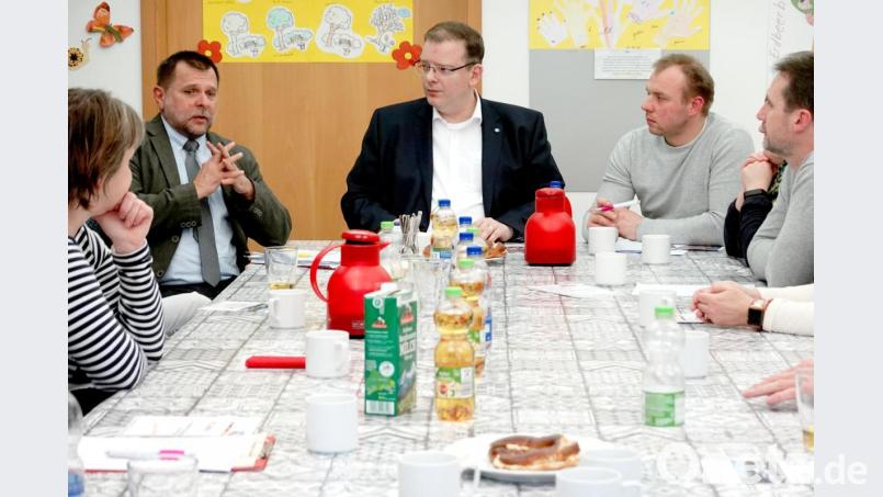 In vielem waren sie sich einig: Günter Koller, Leiter der Sozialstation (2. von links) und der Bundestagsabgeordnete Uli Lechte (FDP, Mitte) bei der Diskussion der Probleme in der Altenpflege. Bild: gac